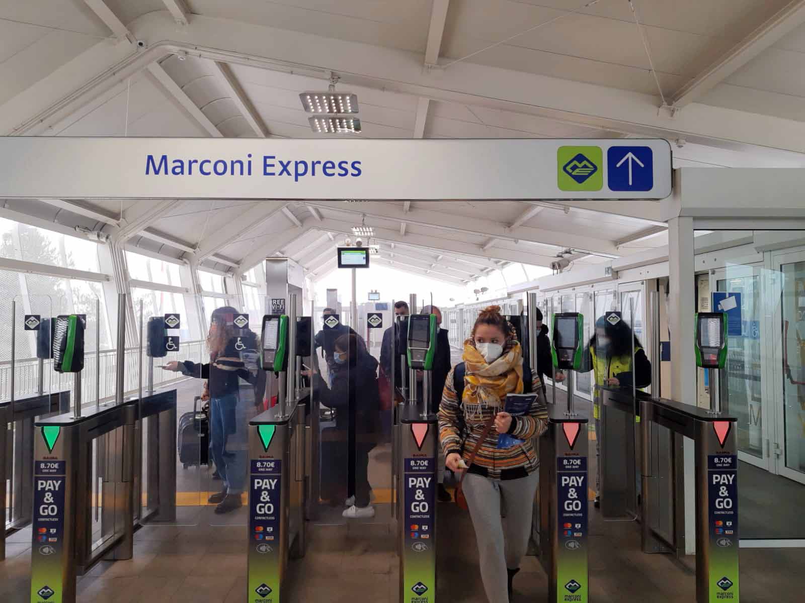 Passeggeri in transito al terminal Marconi Express in aeroporto Bologna